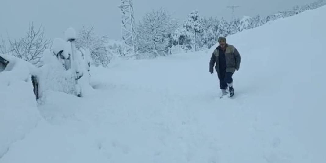 Kar bastırdı bembeyaz güne uyanıldı! Yarım metreye ulaşan kar su sıkıntısı çeken köylüye umut oldu 1